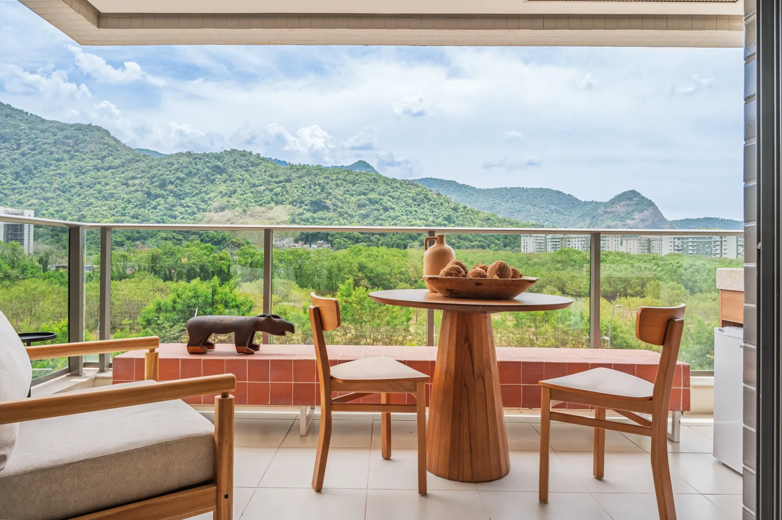 Varanda gourmet do double suíte com vista para as montanhas