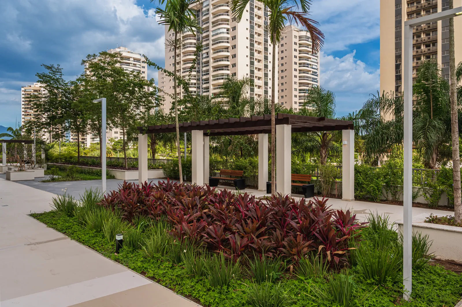 Jardins e boulevard planos e contínuos do Ilha Pura