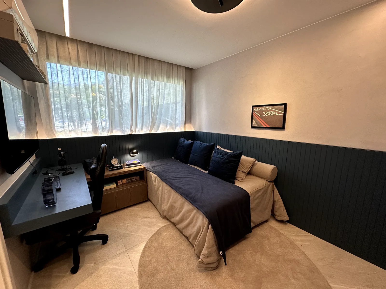 Quarto com home office do apartamento decorado de 171 m² do Oro by Ornare