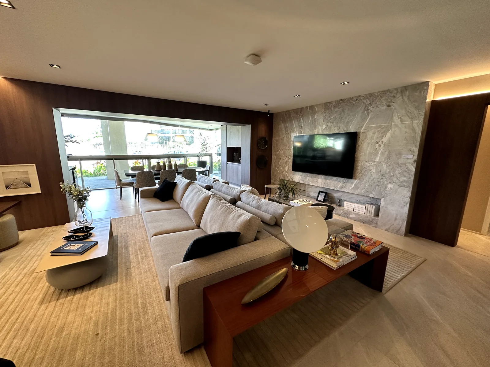 Living do apartamento decorado de 171 m² do Oro by Ornare