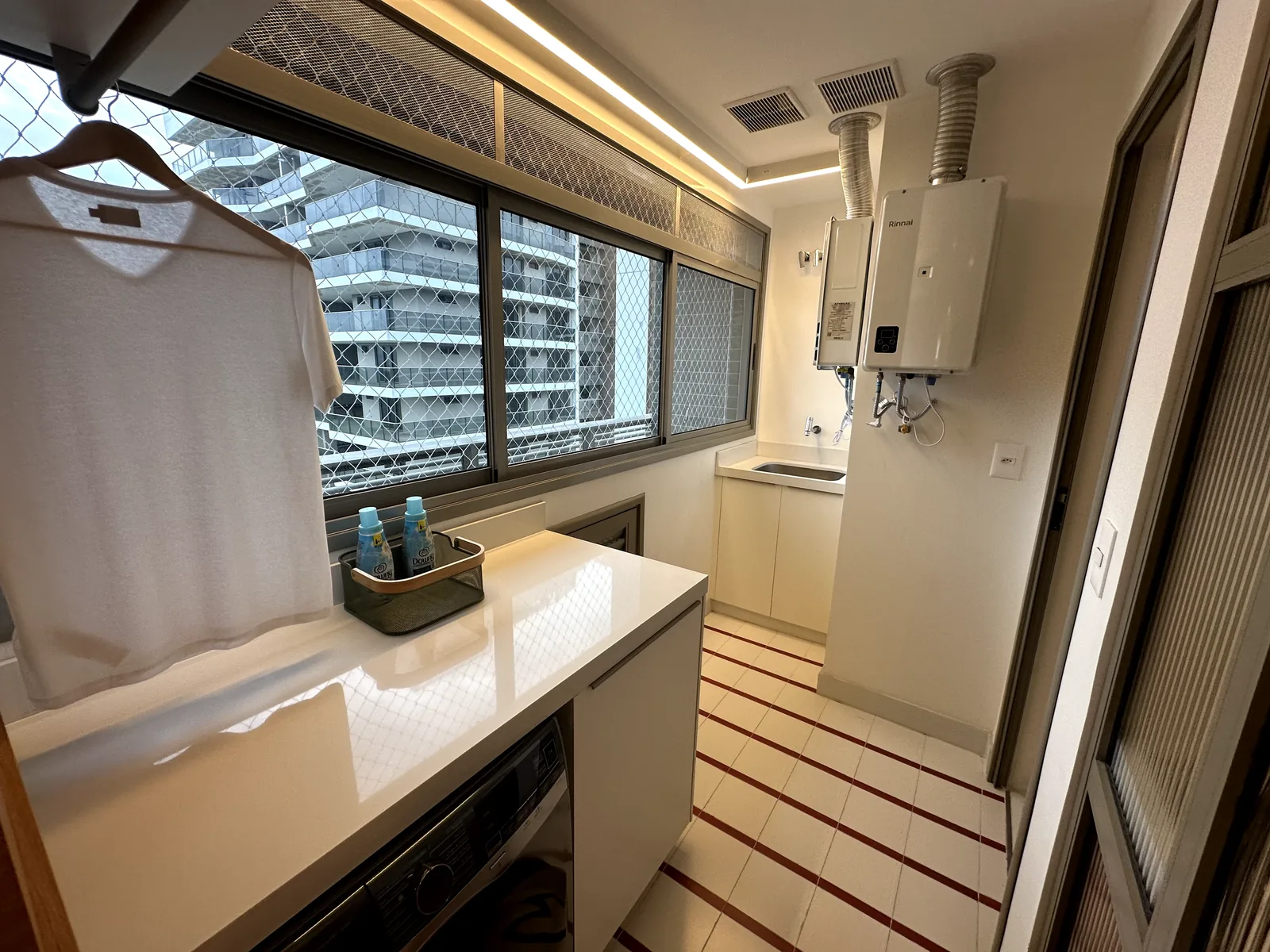 Área de serviço do apartamento decorado de 227 m² do Oro by Ornare