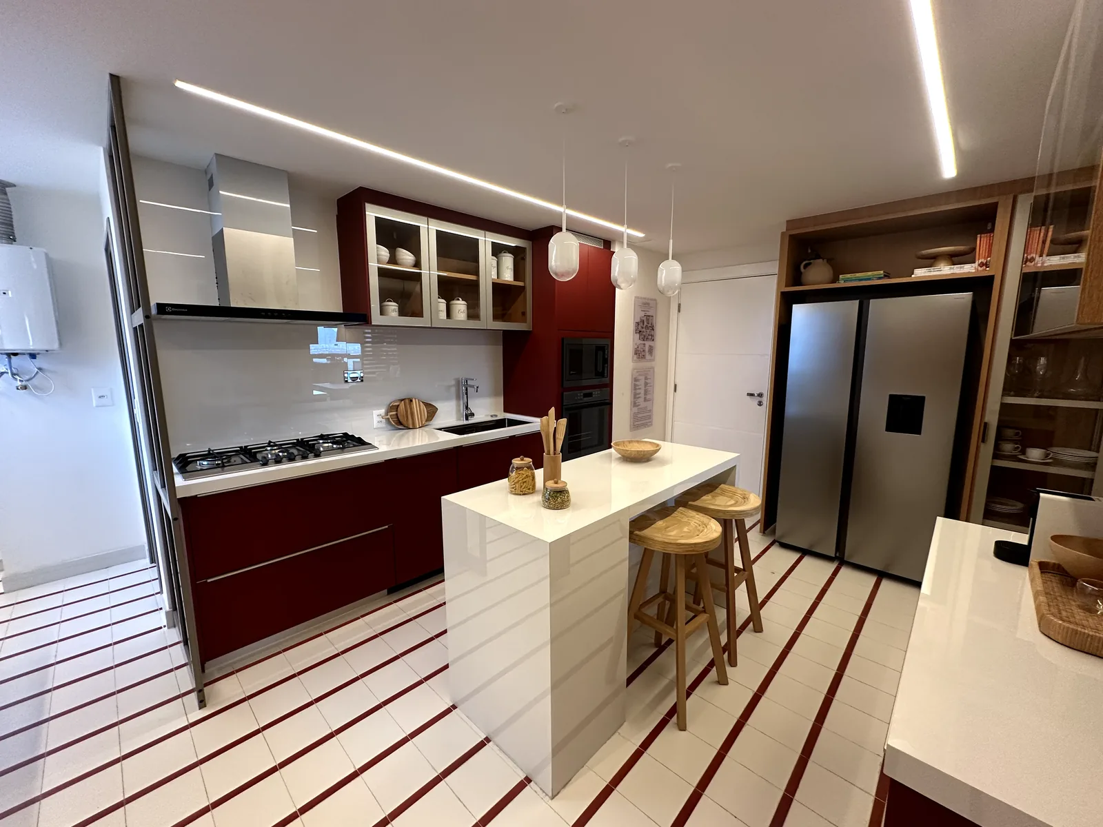 Cozinha do apartamento decorado de 227 m² do Oro by Ornare