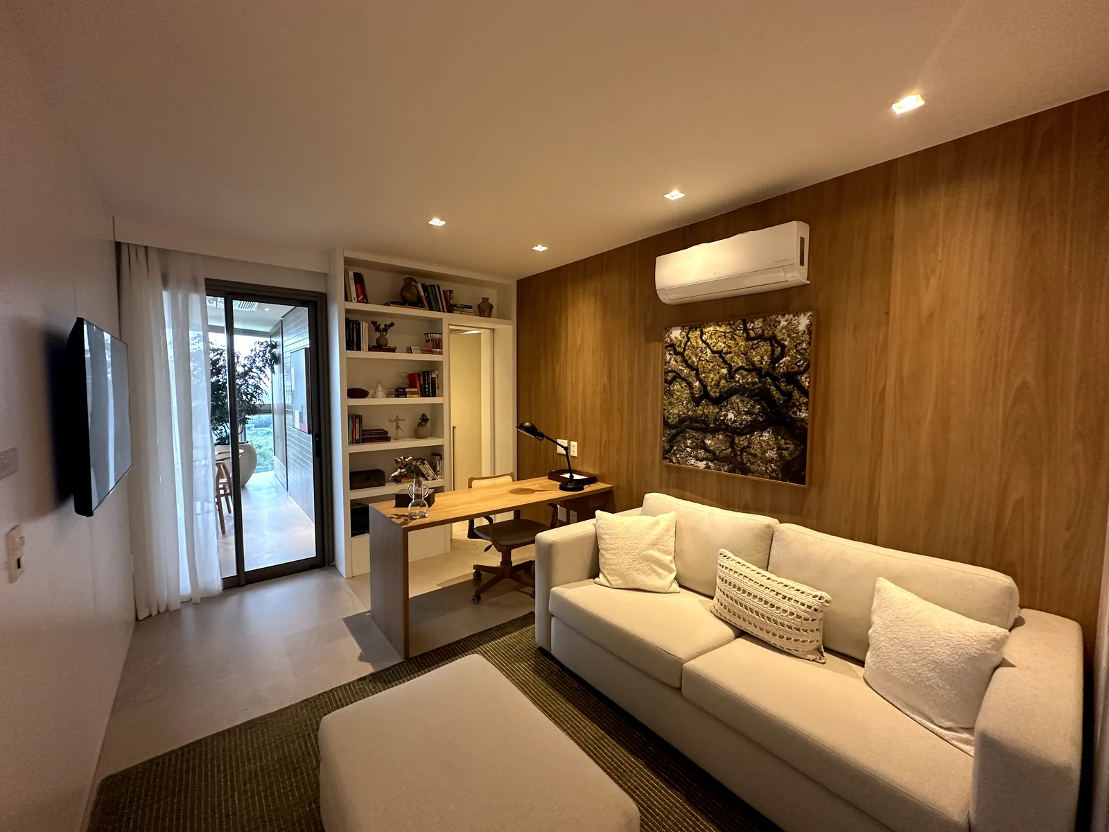 Estar íntimo e escritório do apartamento decorado de 227 m² do Oro by Ornare