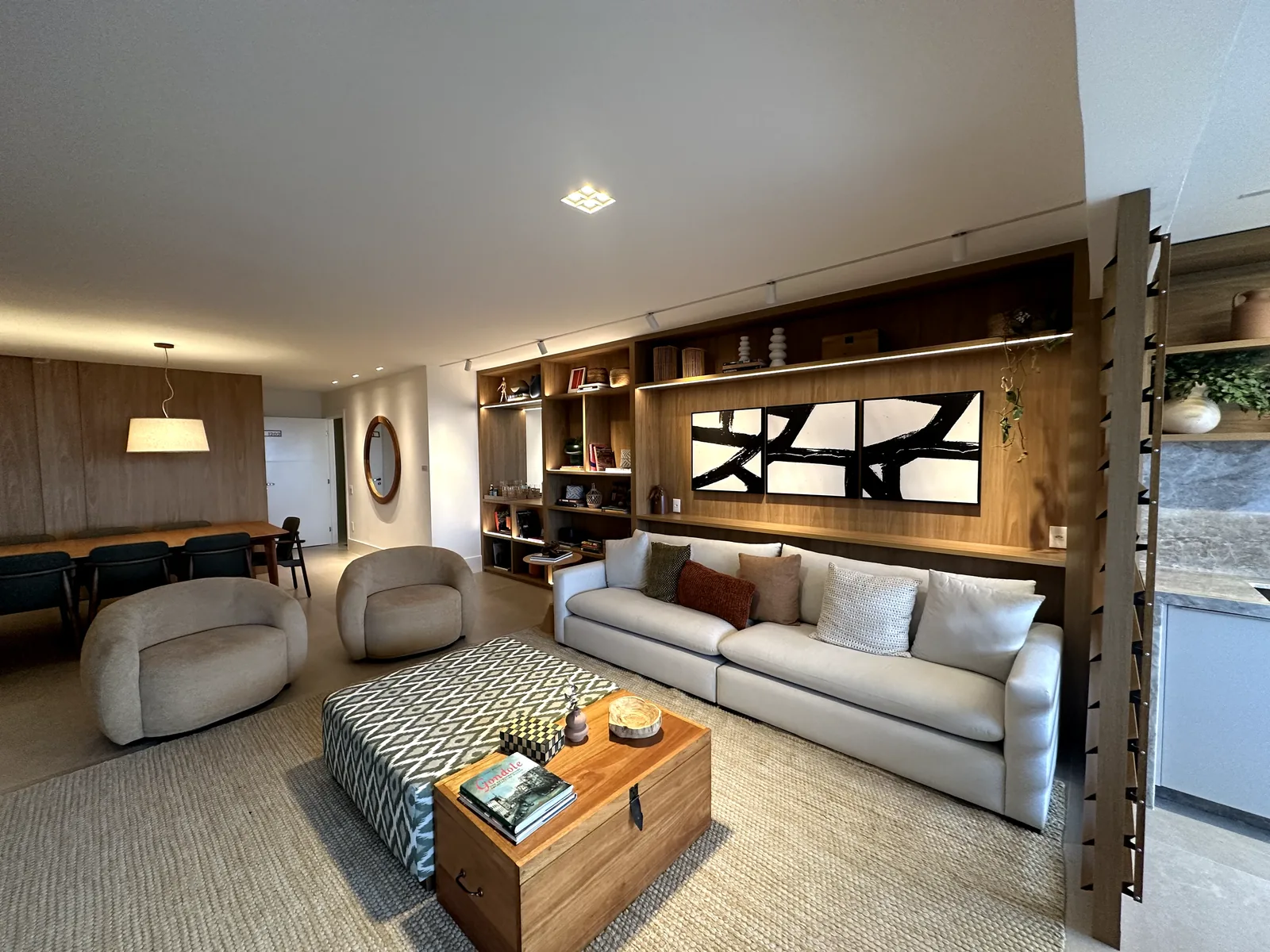 Living, outro ângulo do apartamento decorado de 227 m² do Oro by Ornare