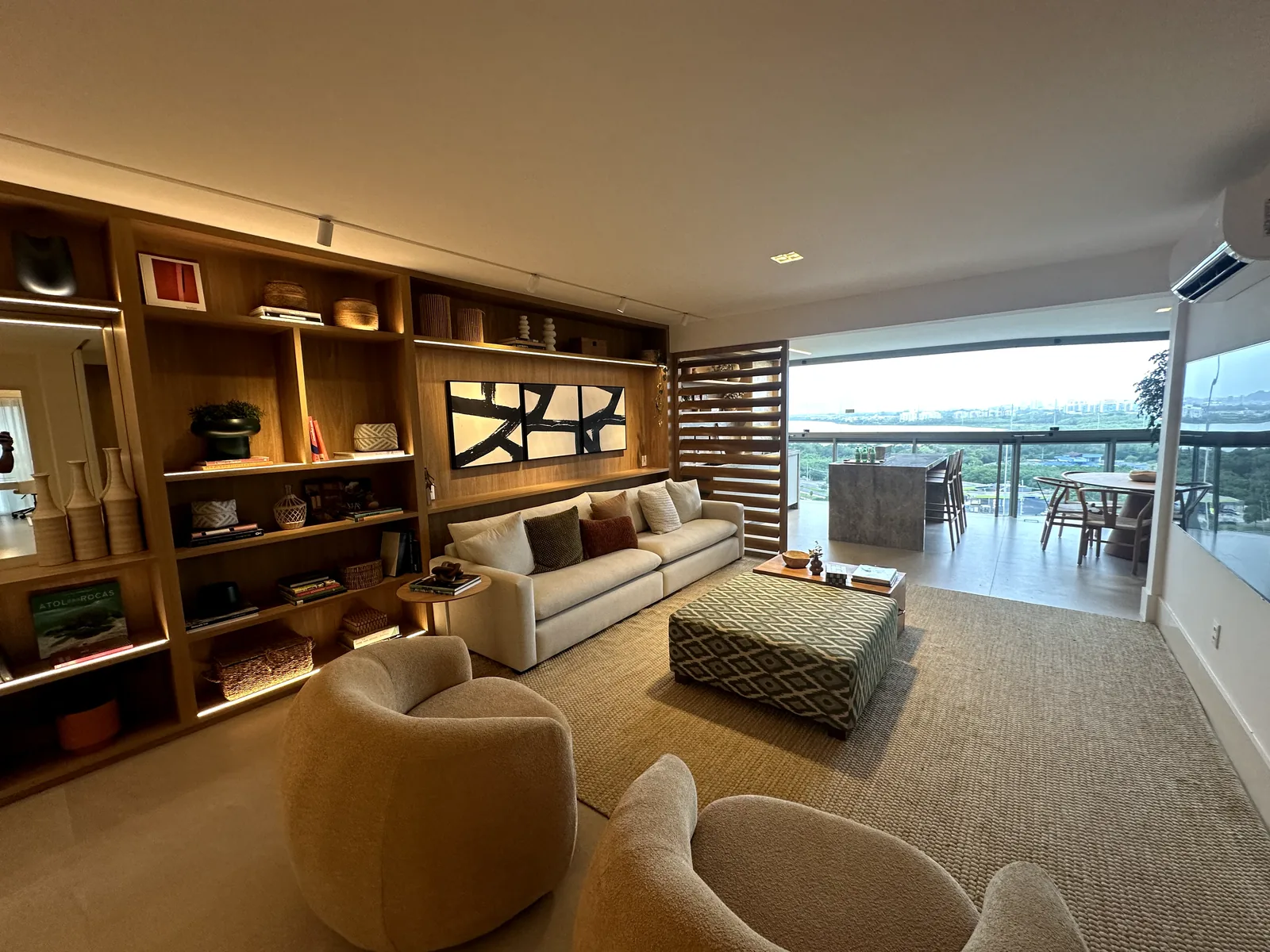 Living do apartamento decorado de 227 m² do Oro by Ornare