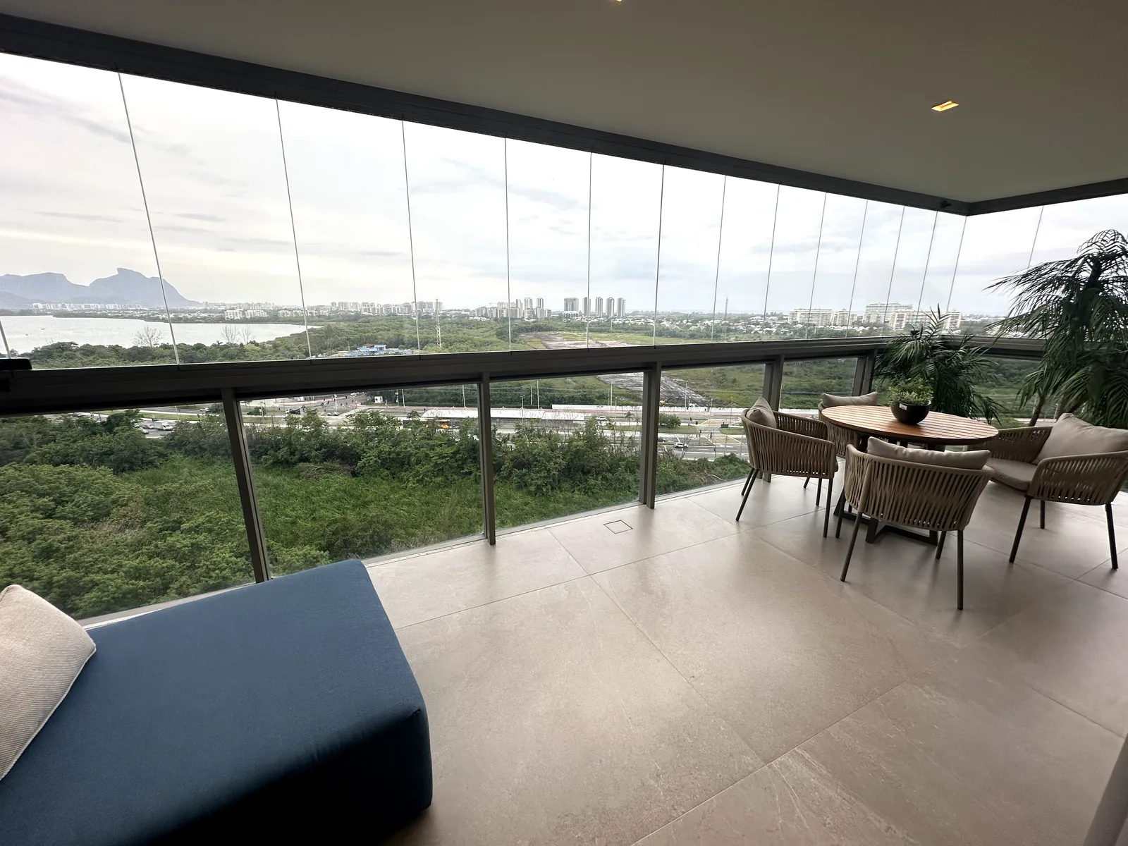 A varanda do apartamento decorado de 227 m² do Oro by Ornare
