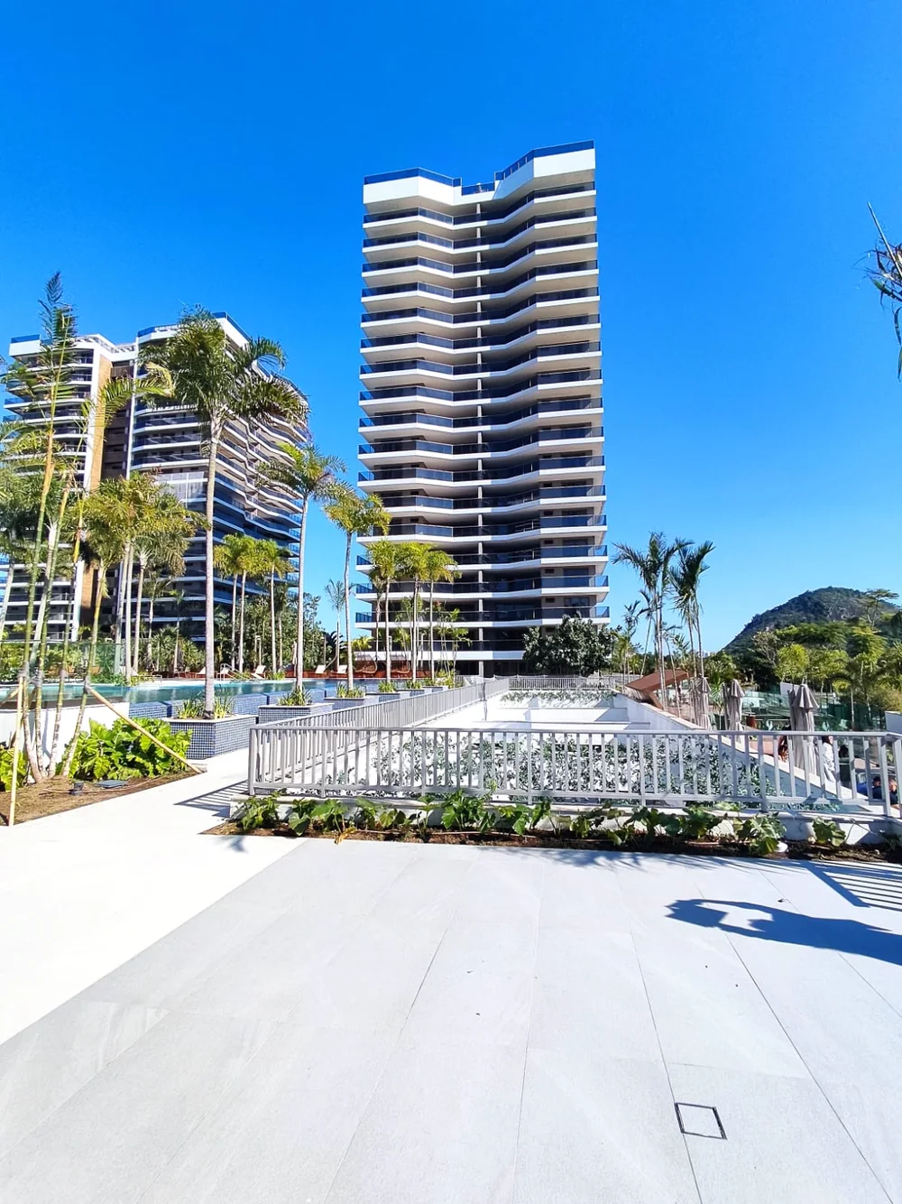 A fachada — obra do Oro by Ornare, no Ilha Pura