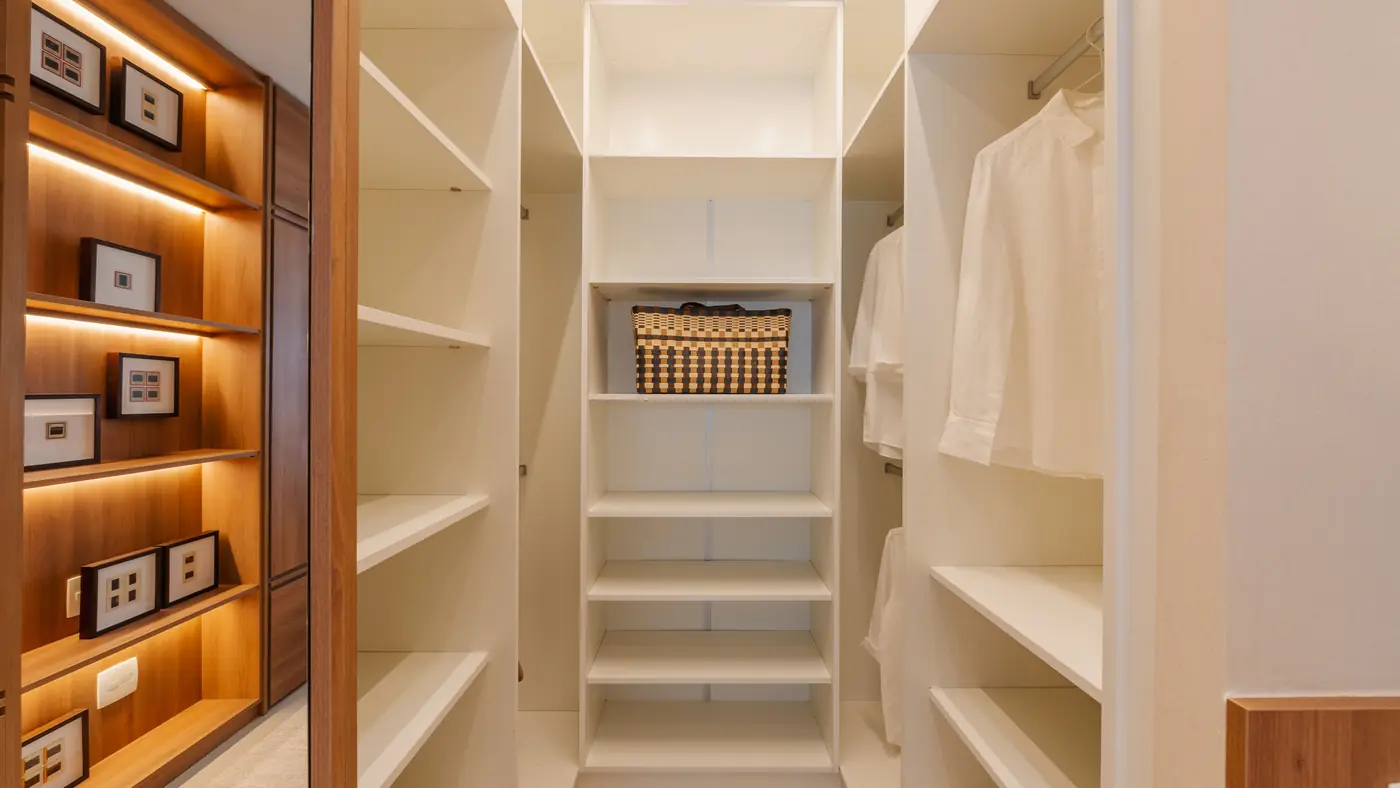 Closet do apartamento decorado do Pura por Artefacto