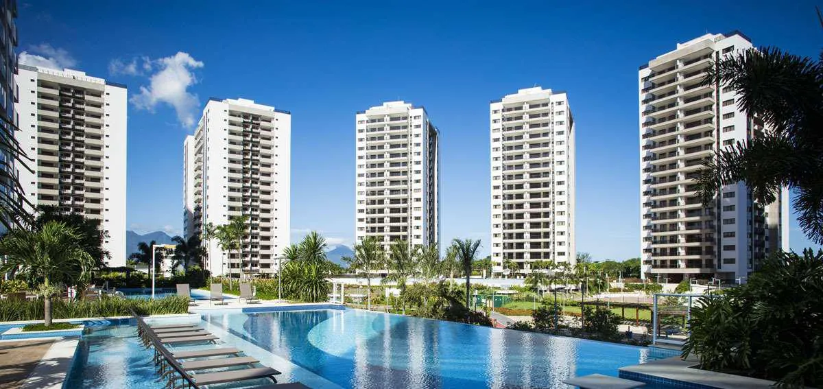 Piscinas e torres do Saint Michel, no Ilha Pura